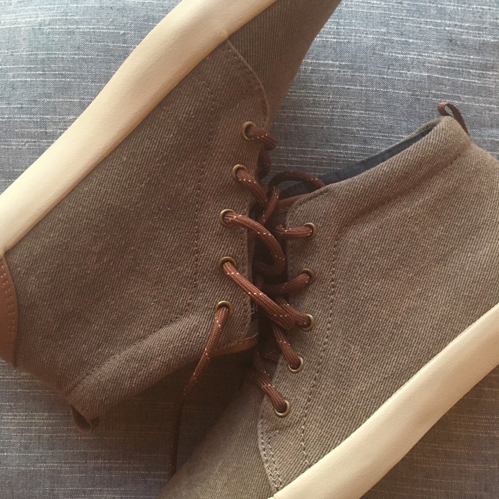 SALE! 🛍SPERRY BOY’S MID TOP SNEAKER 👟 - Picture 2 of 7